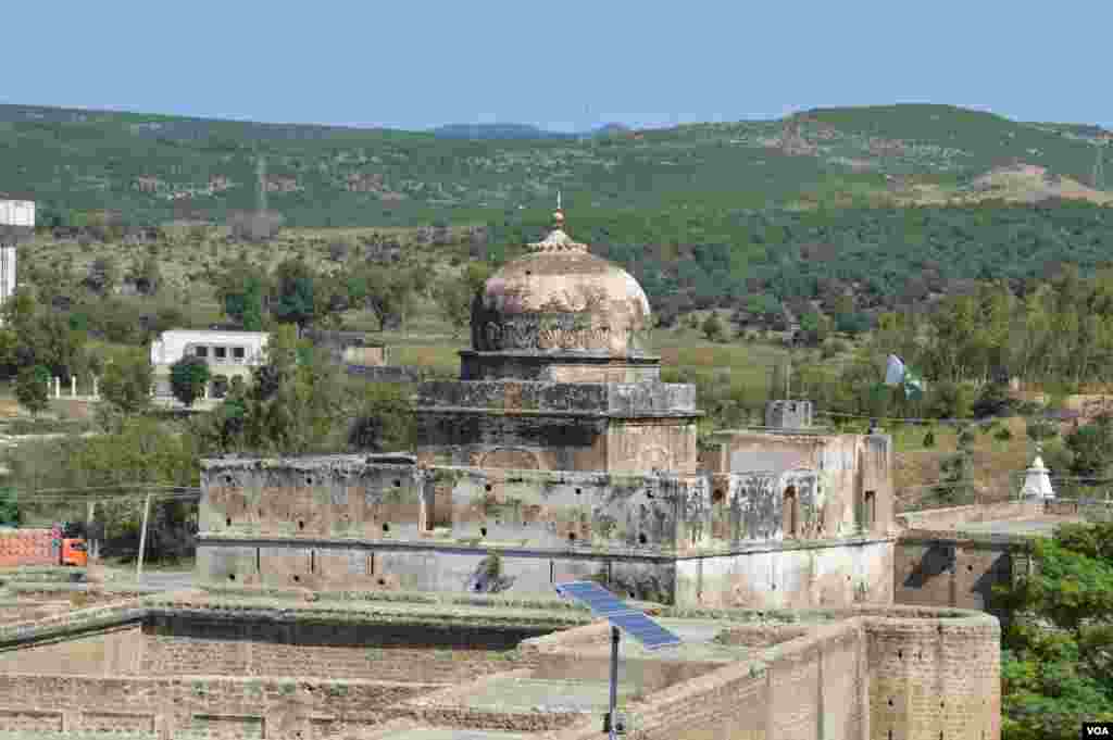 سن 2005 سے قبل یہ مندر کھنڈرات کا منظر پیش کرتے تھے، تاہم اس وقت کی حکومت نے ان مندروں کی بحالی کا منصوبہ شروع کیا۔