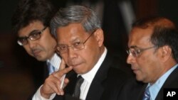 Bộ trưởng Thương mại Malaysia Mustapa Mohamed (giữa).