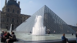 Khu vực sân chính của bảo tàng Louvre.