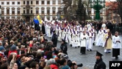 Các linh mục, các nguyên thủ quốc gia, và người dân Czech dự tang lễ cựu Tổng thống Vaclav Havel tại Thánh đường St. Vitus của lâu đài Prague hôm 23/12/11