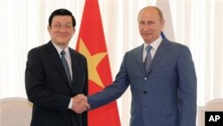 Tổng thống Nga Vladimir Putin và Chủ tịch nước Việt Nam Trương Tấn Sang trong cuộc họp tại khu nghỉ mát Biển Đen ở Sochi, miền Nam nước Nga, ngày 27/7/2012. 