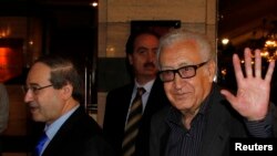 Đặc sứ Liên hiệp quốc Lakhdar Brahimi (phải) chào các ký giả khi ông đến một khách sạn ở Damascus, 28/10/13