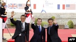 Từ trái: Tổng thống Hoa Kỳ Barack Obama, Tổng thống Nga Dmitry Medvedev và Tổng thống Pháp Nicolas Sarkozy tại Hội nghị thượng đỉnh G8 ở Deauville, ngày 26/5/2011