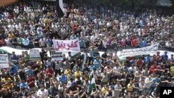 Biểu tình chống Tổng thống Syria Bashar Al-Assad tại Kafranbel, gần Idlib, ngày 27 tháng4, 2012. 