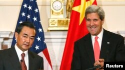 Ngoại trưởng Hoa Kỳ John Kerry (phải) và Ngoại trưởng Trung Quốc Vương Nghị họp tại Washington, 19/9/13