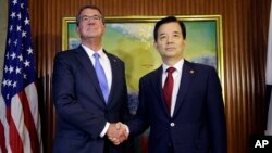 Bộ trưởng Quốc phòng Hoa Kỳ Ash Carter (trái) bắt tay ngoại trưởng Hàn Quốc Han Min Koo trong cuộc họp song phương bên lề diễn đàn an ninh châu Á Đối thoại Shangri-la.