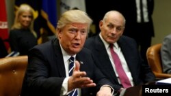 Bộ trưởng An ninh Nội địa Mỹ John Kelly (bên phải) và Tổng thống Hoa Kỳ Donald Trump.