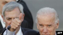 Phó tổng thống Biden nói Hoa Kỳ sẵn sàng giúp Hy Lạp bằng bất cứ cách gì mà Hoa Kỳ có thể làm