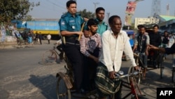 Cảnh sát Bangladesh chở một nhà hoạt động bị bắt giữ của nhóm Jamaat-e-Islami trên xe kéo tại Dhaka, ngày 4/12/2012. 