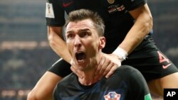 Cầu thủ Mario Mandzukic của Croatia ăn mừng sau khi ghi bàn thắng ấn định tỉ số 2-1 trong trận bán kết với Anh tại Sân Luzhniki, Moscow, Nga, ngày 11 tháng 7, 2018.