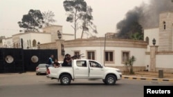 Khói bốc lên gần trụ sở Quốc hội ở Tripoli, 18/5/14