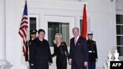 Phó Tổng thống Hoa Kỳ Joe Biden và phu nhân Jill Biden đón tiếp Phó Chủ tịch Trung Quốc Tập Cận Bình tới dự bữa ăn tối tại Naval Observatory, dinh thự của phó tổng thống Mỹ ở Washington, ngày 14/2/2012