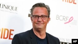 Birçok ülkede hala izlenen ünlü dizi Friends’in başrol oyuncularından Matthew Perry’nin ölümünde, iki doktor ve kişisel asistanı dahil beş kişi, aktöre ketamin tedarik etmekle suçlandı. 