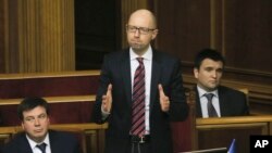 Thủ tướng Ukraine Arseniy Yatsenyuk (giữa) phản ứng sau khi thoát được cuộc bỏ phiếu bất tín nhiệm hôm thứ Ba, ngày 16/2/2016. 