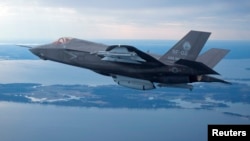 Phiên bản máy bay F-35 do Lockheed Martin sản xuất cho lực lượng Hải quân Mỹ bay trên bầu trời Đại Tây Dương trong tấm ảnh chụp ngày 22/2/2012. Hàn Quốc vừa mua được các máy bay F-35 phiên bản mới nhất của Mỹ và Triều Tiên gọi hành động này là 'cực kỳ nguy hiểm.'