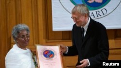 Bà Mafron Ejigayehu (trái) thay mặt bác sĩ Catherine Hamlin nhận giải thưởng Right Livelihood Award tại Thụy Điển, ngày 4/12/2009.