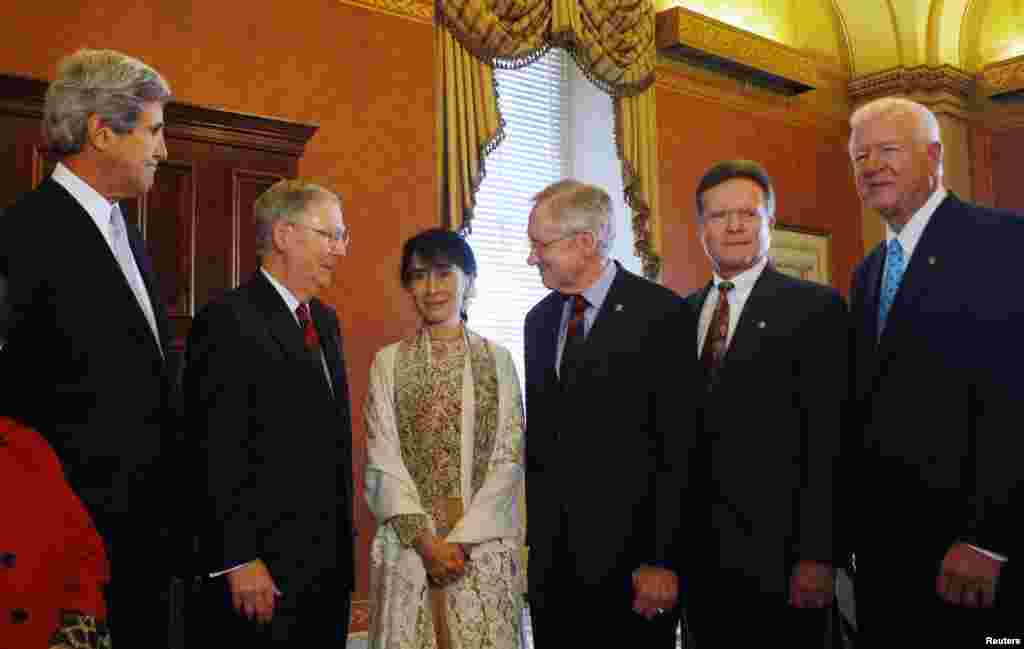 B&agrave; Suu Kyi tr&ograve; chuyện với c&aacute;c Thượng nghị sĩ (từ tr&aacute;i) John Kerry (Massachusetts), Mitch McConnell (Kentucky), Harry Reid (Nevada), Jim Webb (Virginia), and Saxby Chambliss (Georgia) 19/9/2012.