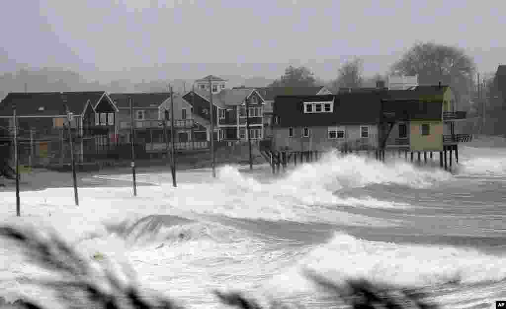 Những đợt s&oacute;ng tr&agrave;n l&ecirc;n c&aacute;c căn nh&agrave; dọc b&atilde;i biển Peggoty ở Scituate, Massachusetts, ng&agrave;y 29/10/2012.&nbsp; 