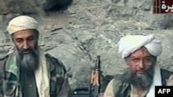 Osama bin Laden, trái, và phụ tá Ayman al-Zawahri, tháng 10/2001