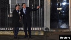 Thủ tướng Anh David Cameron (phải) and Chủ tịch Hội đồng châu Âu Donald Tusk trước tư dinh của ông Cameron trên Phố Downing ở London, Anh, ngày 31 tháng 1, 2016.