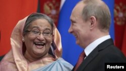 Tổng thống Nga Vladimir Putin (phải) và Thủ tướng Bangladesh Sheikh Hasina tại buổi lễ ký kết thỏa thuận, 15/1/13