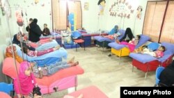 عمیر ثنا فاؤںڈیشن کے ایک کلینک میں مریض بچوں کو خون دیا جا رہے ہے۔ فائل فوٹو