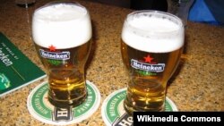 Hai cốc bia Heineken. Hình minh họa.