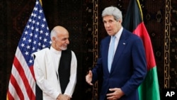 Ngoại trưởng Mỹ John Kerry gặp gỡ ứng cử viên tổng thống Afghanistan Ashraf Ghani Ahmadzai tại Đại sứ quán Mỹ ở Kabul, 11/7/2014.