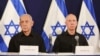 Foto Achiv: Premye Minis Izrayelyen Benjamin Netanyahu (a goch) ak Minis Defans Yoav Gallant pandan yon konferans pou lapres nan Tel Aviv, Izrayel, 28 Oktob, 2023. 