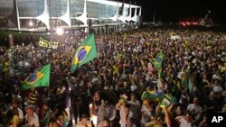 Những người biểu tình kêu gọi luận tội Tổng thống Brazil Dilma Rousseff và phản đối việc bổ nhiệm cựu Tổng thống Luiz Inacio Lula da Silva làm chánh văn phòng tại Brasilia, Brazil.