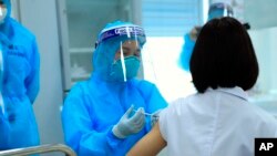 Một nhân viên y tế Việt Nam được tiêm vaccine ngừa COVID-19.