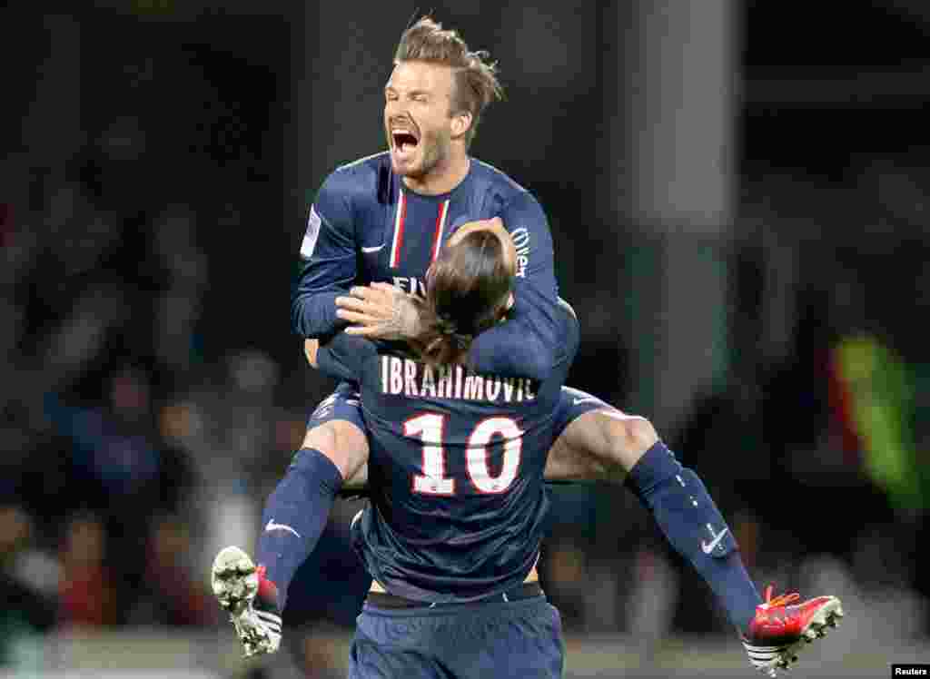 Beckham v&agrave; Zlatan Ibrahimovic của đội Paris Saint-Germain ăn mừng sau khi thắng Olympique Lyon trong giải French Ligue 1, 12 th&aacute;ng 5, 2013.