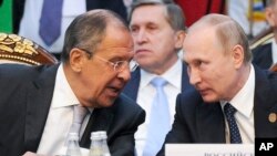 Tổng thống Nga Vladimir Putin, phải, và Ngoại trưởng Nga Sergey Lavrov tại Hội nghị Thượng đỉnh CIS ở Kyrgyzstan, ngày 17/09/2016.