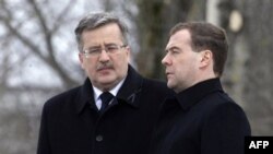 Tổng thống Ba Lan Bronislaw Komorowski (trái) và Tổng Thống Nga Dmitry Medvedev dự lễ tưởng niệm các nạn nhân tai nạn máy bay