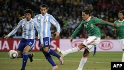 Cầu thủ Mexico Javier Hernandez (phải) ghi bàn thắng duy nhất cho đội trong trận đấu với đội tuyển Argentina