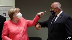 Thủ tướng Đức Angela Merkel, trái, thảo luận với Thủ tướng Bulgaria Boyko Borissov tại hội nghị thượng đỉnh EU ở Bruxelles, ngày 17/7/2020. Lãnh tụ 27 nước trong khối hội họp trực tiếp lần đầu tiên kể từ tháng 2, do dịch Covid-19. (Stephanie Lecocq, Pool Photo via AP)