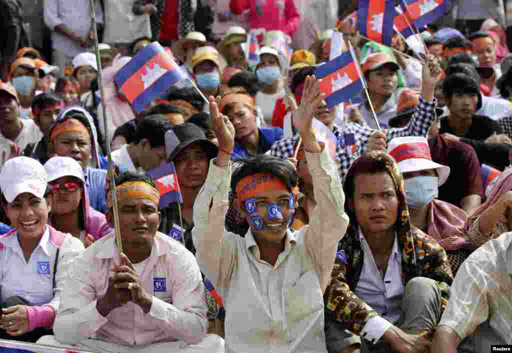 Ủng hộ viên của phe đối lập Campuchia CNRP tụ tập tại Công viên Tự do ở Phnom Penh, ngày 23/10/2013. 