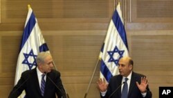 Thủ tướng Israel Benjamin Netanyahu (trái) và lãnh đạo đảng Kadima Shaul Mofaz trong cuộc họp báo chung tại Jerusalem, ngày 8/5/2012