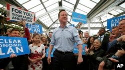 Thủ tướng Anh kiêm lãnh đạo Đảng Bảo thủ David Cameron nói chuyện với các ủng hộ viên ở Twickenham, London, 5/5/2015.