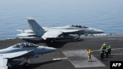 Máy bay chiến đấu hải quân F/A-18E cất cánh từ tàu sân bay USS George H.W. Bush.