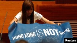 Nhà lập pháp Yau Wai-ching trưng ra biểu ngữ “Hong Kong không phải Trung Quốc” ngày 12 tháng 10 năm 2016.