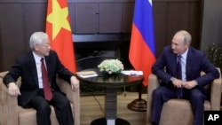 Tổng bí thư Nguyễn Phú Trọng được Tổng thống Nga Vladimir Putin tiếp đón tại Khu nghỉ dưỡng Biển Đen ở Sochi của Nga ngày 16/9/2018. Sau hai lần bỏ phiếu trắng, Việt Nam quyết định chống lại việc đình chỉ Nga khỏi Hội đồng Nhân quyền LHQ trong cuộc bỏ phiếu hôm 7/4 ở New York.