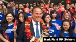 Quốc vụ khanh Bộ Ngoại giao Anh Mark Field được chào đón tại Trường Đại học Kinh tế và Tài chính TP HCM hôm 3/1/2019. Ông Field bị chỉ trích vì không lên án việc kiểm soát internet của Việt Nam bằng bộ luật mới được áp dụng. (Twitter Mark Field MP) 