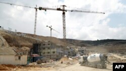 Công nhân làm việc tại công trường ở khu định cư Do thái Givat Zeev gần thành phố Ramallah, ngày 14/4/2016. (Ảnh tư liệu)