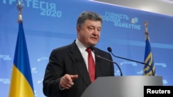 Tổng thống Ukraine Petro Poroshenko phát biểu với báo chí tại một cuộc họp báo ở Kyiv, 25/9/2014. 