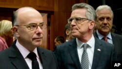 Bộ trưởng Nội vụ Pháp Bernard Cazeneuve (trái) nói chuyện với Bộ trưởng Nội vụ Đức Thomas de Maiziere trong cuộc họp ở Brussels ngày 20/11/2015.