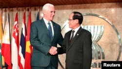 Phó Tổng thống Mỹ Mike Pence (bên trái) và Tổng Thư ký ASEAN Lê Lương Minh tại trụ sở ASEAN ở Jakarta, Indonesia, ngày 20/4/2017.