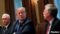 FILE PHOTO: Trong ảnh tư liệu ngày 4/9/2019 này: Tổng thống Donald Trump nghe lãnh đạo cấp cao của quân đội báo cáo tại phòng họp nội các ở Tòa Bạch Ốc, cùng tham dự có Phó Tổng thống Mike Pence và tân Cố vấn An ninh Quốc gia John Bolton.