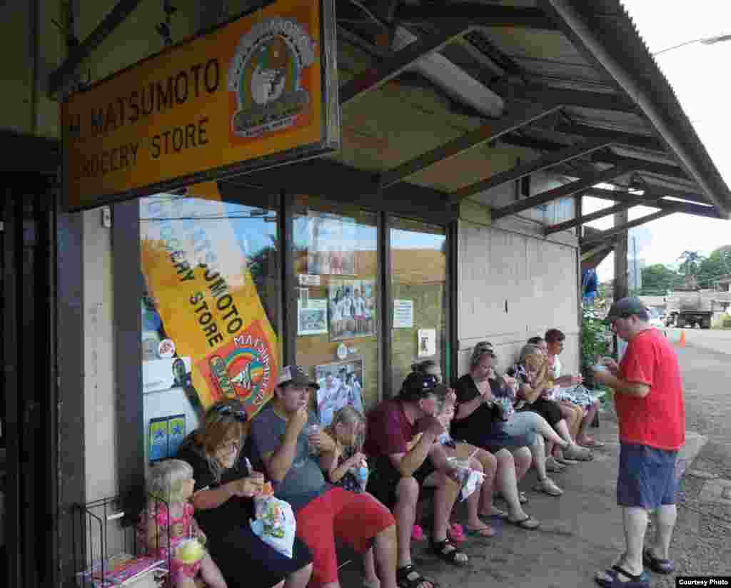 Du khách thưởng thức xi-rô ba mầu shave ice ở Oahu.