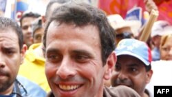 Thống đốc bang Miranda Henrique Capriles chào đón người ủng hộ tại thị trấn ven biển La Guaira, 27/1/2012